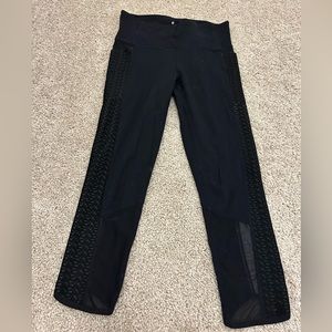 Athleta Black Capri Leggings Stash Pocket Textured Side Mesh Size Small
